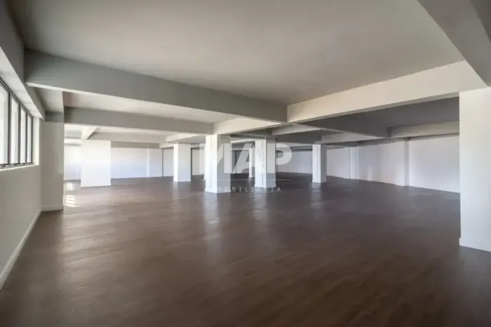 Loja comercial nova de 1043m² com 14 vagas no Portão, Curitiba