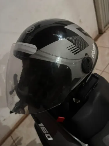 Capacetes abertos 