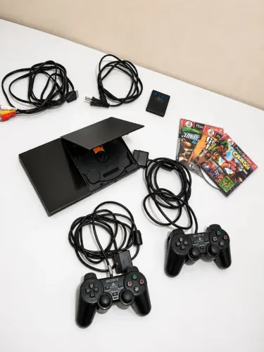 Playstation 2 com 2 Controles 1 memori Card jogos e Cabos tudo Funcionando