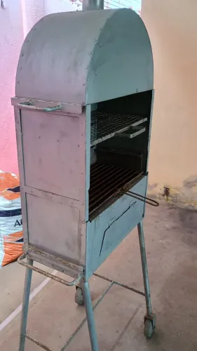 Churrasqueira de ferro portátil semi nova 