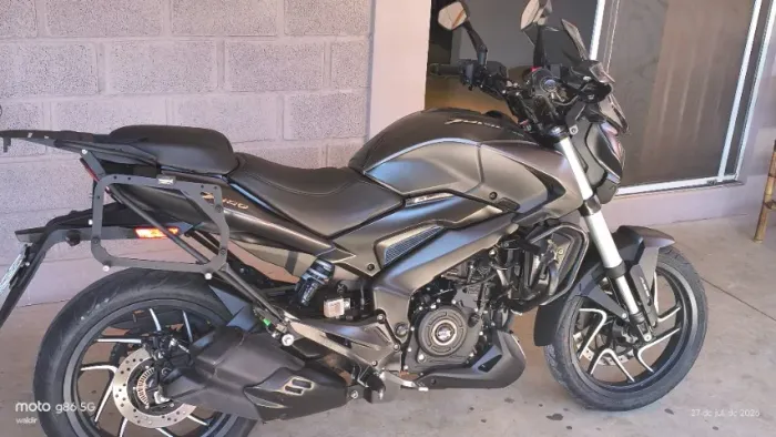 Bajaj Dominar 400 2023 moto completa e com o melhor custo-benefício do mercado.