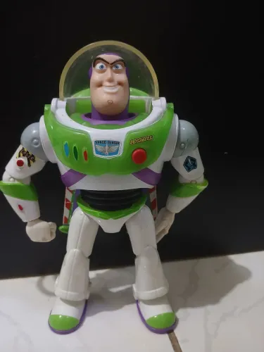 Boneco Buzz Lightyear RARO Mattel de TOY STORY 4, possui sons e abre as asas