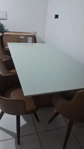Mesa com cadeiras em bom estado