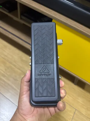 Pedal Wah Wah Behringer HB01 HellBabe para Guitarra Elétrica