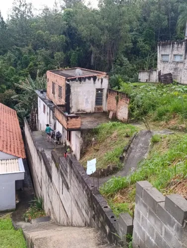 CASA COM AMPLO TERRENO - OPORTUNIDADE PARA REFORMA
