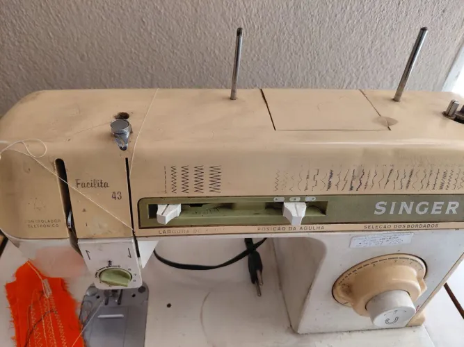 Maquina de costura Singer, funcionando e toda revisada.