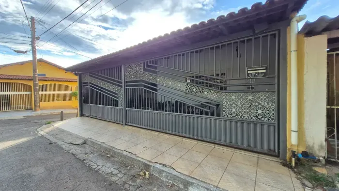 Casa 3/4 suite, nascente frente para praça !!!