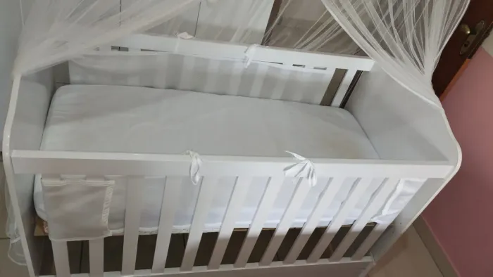 Berço que vira cama, colchão, mosquiteiro e protetor lateral