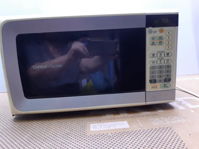 Micro-ondas bem conservado consul 25 litros 220 volts funcionando perfeitamente .