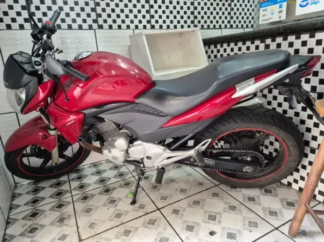Honda CB 300R Vermelha