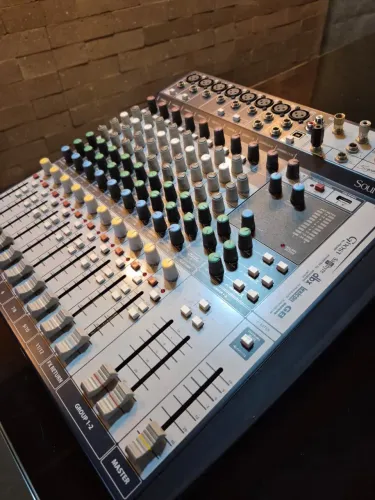 Mesa de som - Soundcraft Signature 12 canais