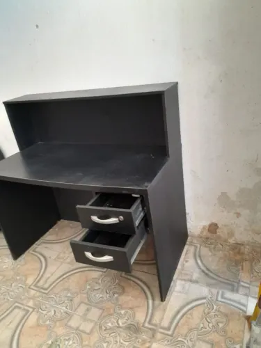 Escrivaninha também pode ser um balcão multiuso
