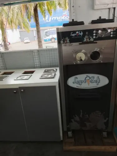 Máquina de sorvete mais 1 balcão e 6 cubas