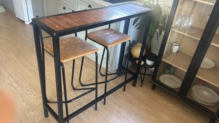 Mesa de madeira com 2 cadeiras bistrô 
