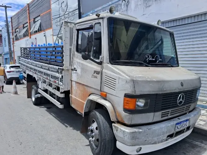 Caminhão Mercedinha 710