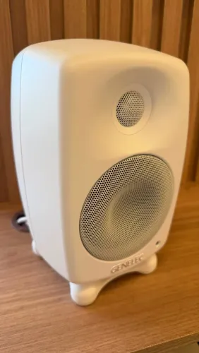 Par de caixas Genelec 8020D + cabos XLR com prata - Audiófilo 