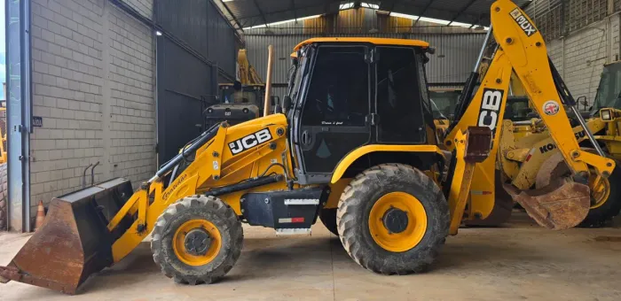 Retroescavadeira JCB 3cx 2023