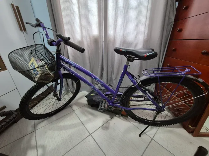Bicicleta Ciça - Cor Roxa, com descanso e cesto