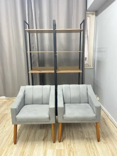 Vendo 2 poltronas cinza R$500.00 e 2 estantes estilo Industrial R$500.00