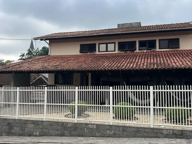 CASA SEMIMOBILIADA COM 3 QUARTOS,1 SUÍTE, AMPLO TERRENO, BAIRRO VELHA