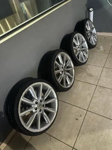 Rodas ARO 18 5x100 com pneus novos