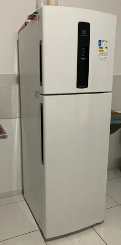 Geladeira, fogão, escrivaninha, painel 
