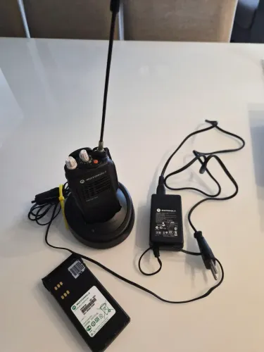 rádio comunicador profissional da linha Motorola PRO Series.