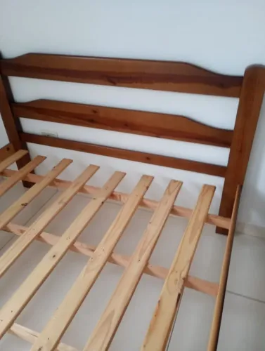 Cama casal de madeira maciça