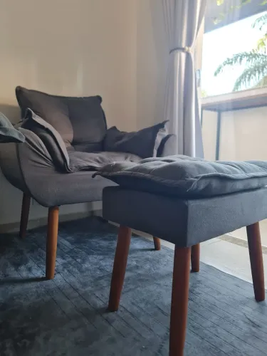 Poltrona confortavel + descanso de pé