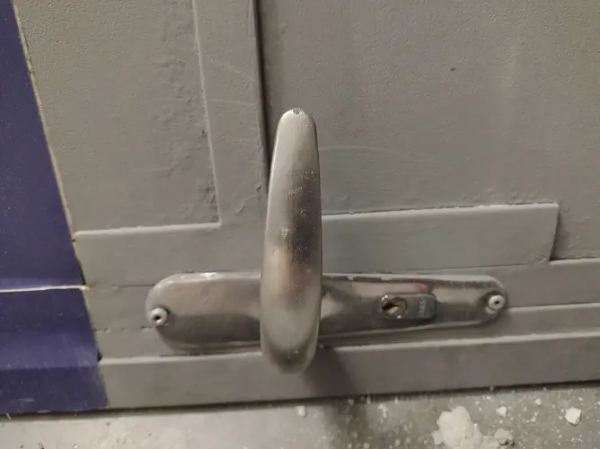 Porta metálica de acesso técnico - reforçada - usada