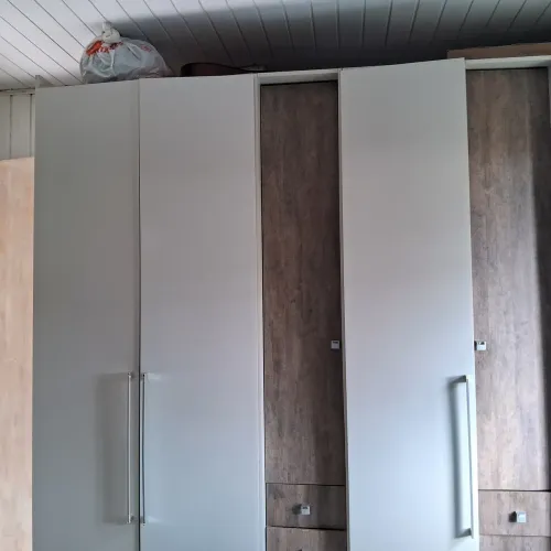 Guarda roupas gigante cheio de prateleiras