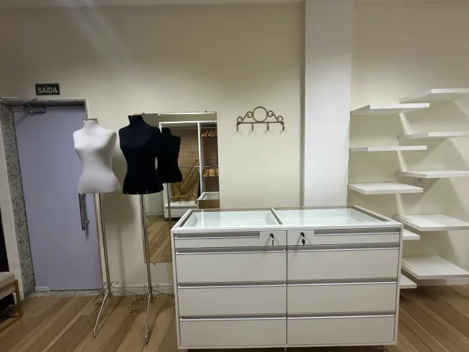 Mobiliário completo de loja á venda . Pronto para começar seu negócio.