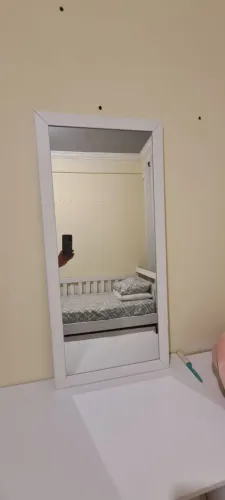 Espelho com moldura branca