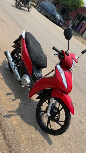 Vendo moto biz 2023 bem conservada 