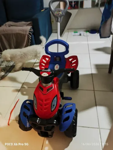 Triciclo com empurrador do Homem aranha