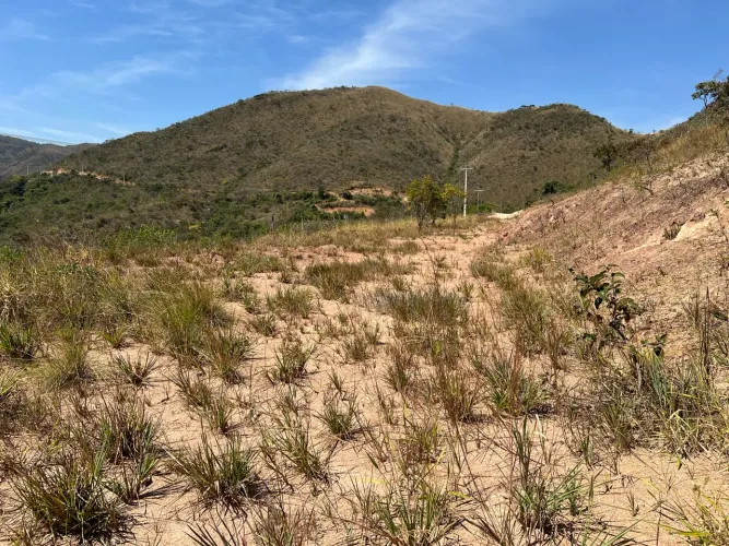 Terreno plano de 2000 m2 no alto de uma montanha na região de Capitólio, Furnas