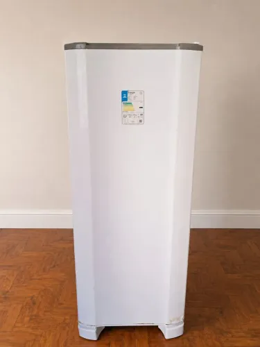 Vendo geladeira Esmaltec  Branca !