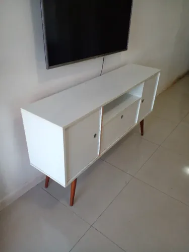 Rack para TV 1,41 m com 3 Portas | Pés Palito | R$ 229