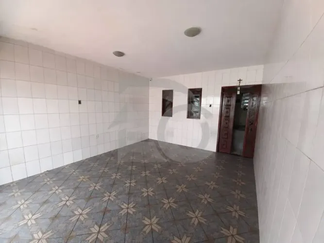 Casa no Bairro Siqueira Campos com Churrasqueira e Ampla Varanda
