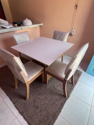 Mesa com 4 cadeiras