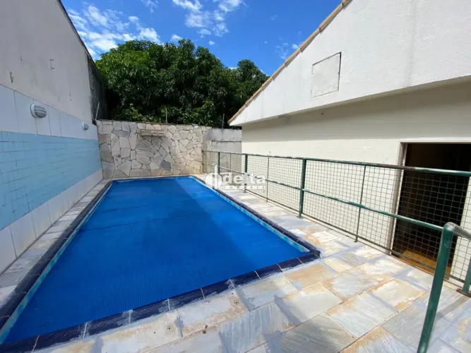 Casa residencial com 4 quartos sendo 1 suíte disponível para locação no bairro Santa Mônic