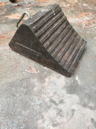 Calço de rodas para carros e caminhões