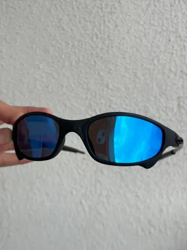 Óculos de Sol Estilo Juliet - Lente Azul e Armação Preta | Unissex