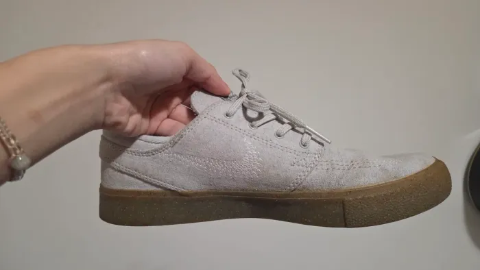 Tênis NIKE IMPORTADO, com camurça bege com solado gum (caramelo).