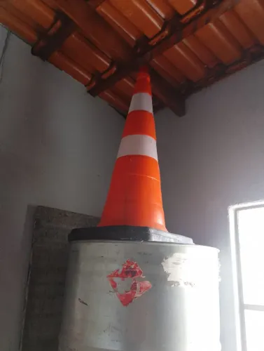 Cone sinalizador com luz pisca pisca 