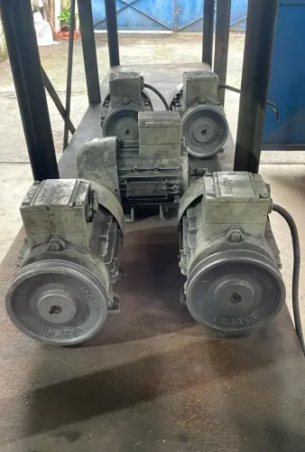 Motor Elétrico Trifásico Siemens 1CV 3425RPM com Polia - Industrial
