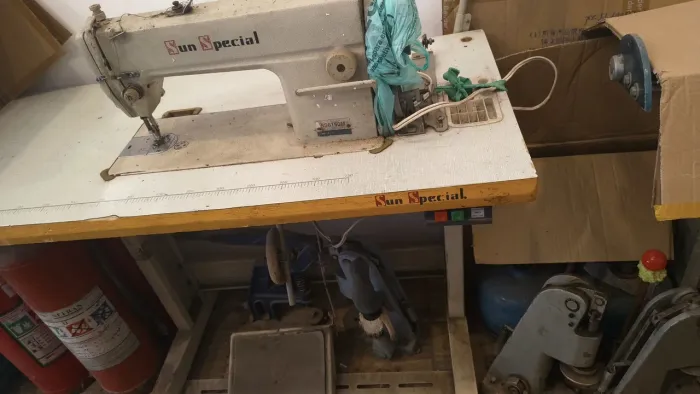 Máquina de costura reta