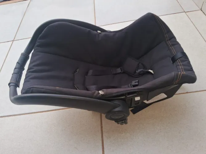 Vende-se carrinho e bebê conforto.