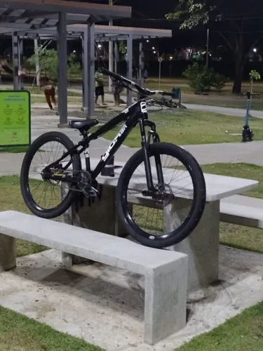 GIOS PRETA COM DETALHE BRANCO
