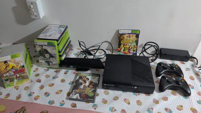Xbox 360 slim 500 gb 2 controles 15 jogos no CD e 17 no HD acompanha kinect